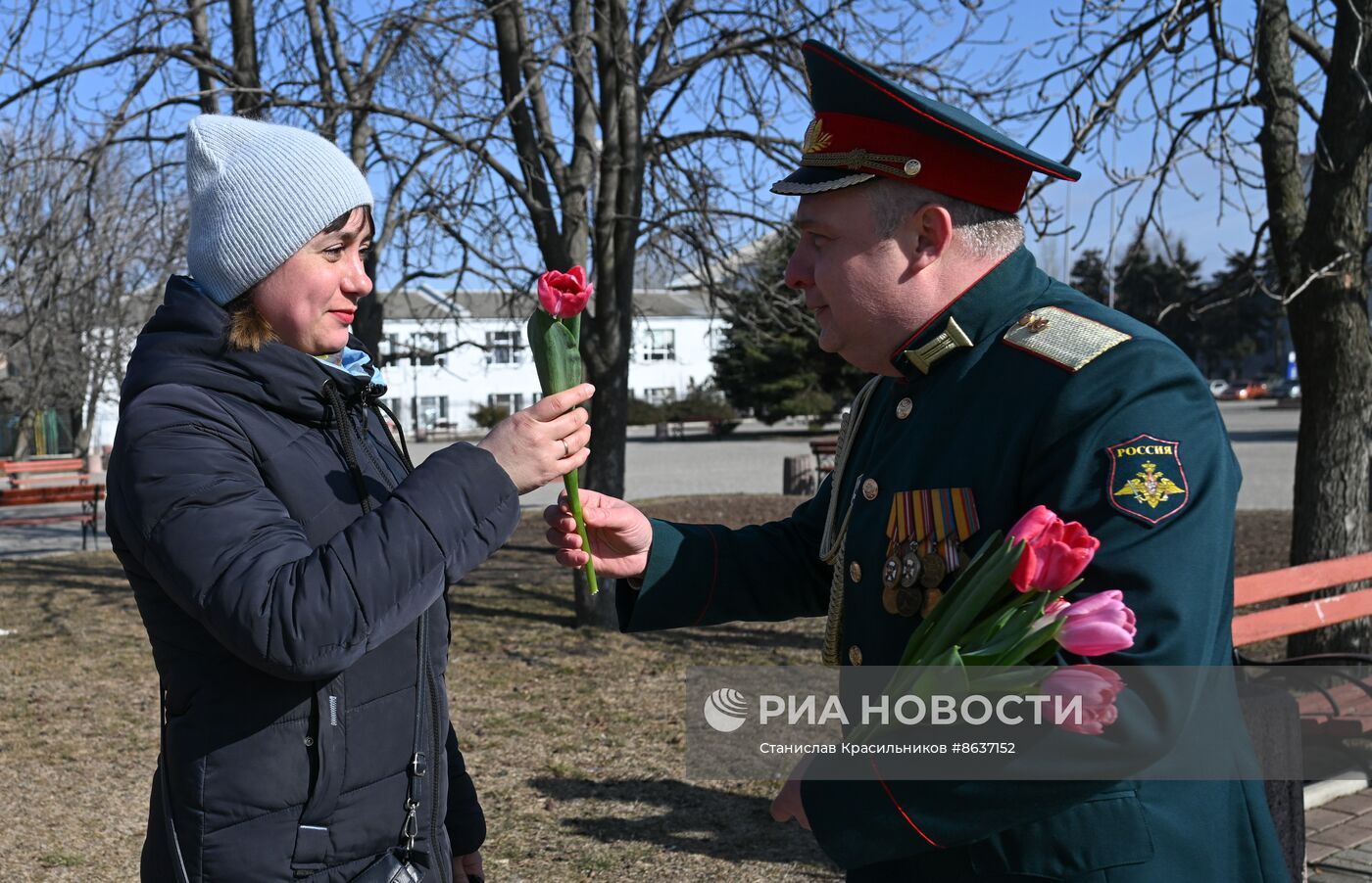 Артисты ансамбля песни и пляски ЦВО поздравили женщин с 8 Марта в зоне СВО