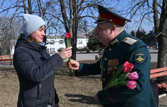 Артисты ансамбля песни и пляски ЦВО поздравили женщин с 8 Марта в зоне СВО