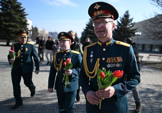 Артисты ансамбля песни и пляски ЦВО поздравили женщин с 8 Марта в зоне СВО