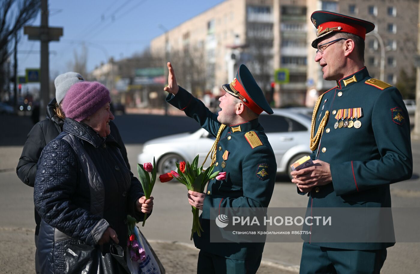 Артисты ансамбля песни и пляски ЦВО поздравили женщин с 8 Марта в зоне СВО