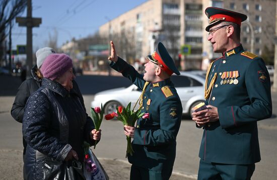 Артисты ансамбля песни и пляски ЦВО поздравили женщин с 8 Марта в зоне СВО