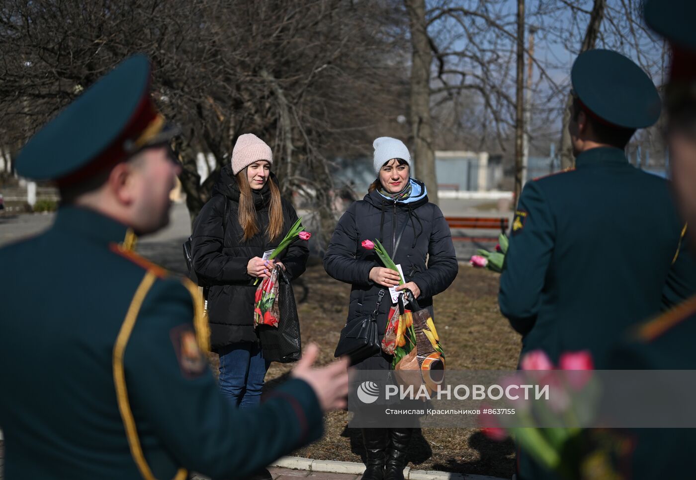 Артисты ансамбля песни и пляски ЦВО поздравили женщин с 8 Марта в зоне СВО