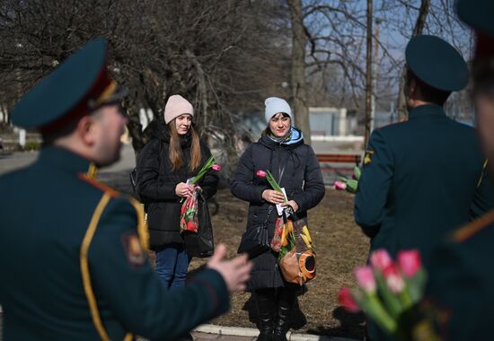 Артисты ансамбля песни и пляски ЦВО поздравили женщин с 8 Марта в зоне СВО