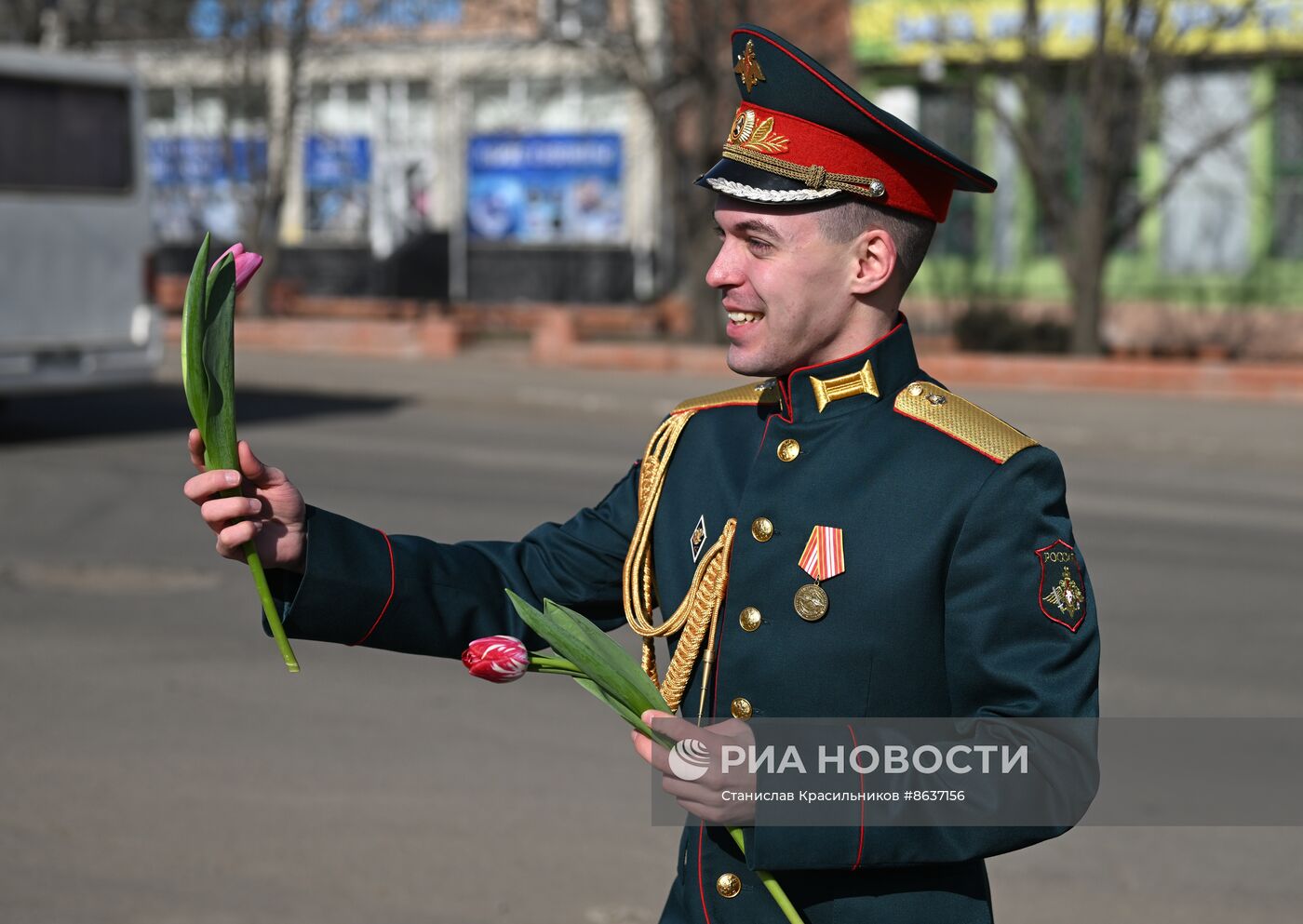 Артисты ансамбля песни и пляски ЦВО поздравили женщин с 8 Марта в зоне СВО