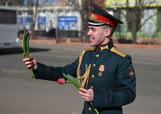 Артисты ансамбля песни и пляски ЦВО поздравили женщин с 8 Марта в зоне СВО