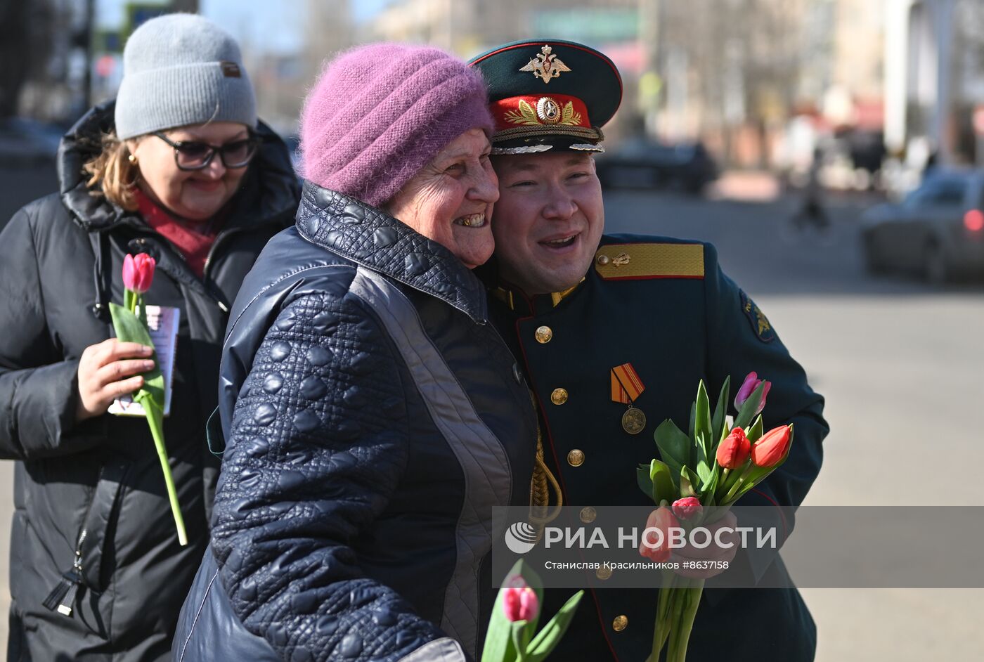 Артисты ансамбля песни и пляски ЦВО поздравили женщин с 8 Марта в зоне СВО