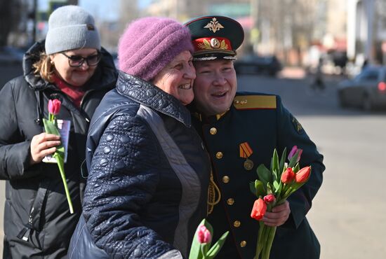 Артисты ансамбля песни и пляски ЦВО поздравили женщин с 8 Марта в зоне СВО