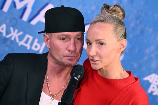 Международная выставка-форум "Россия"
Премьера документального фильма "Роман Костомаров: Рожденный дважды", павильон №75
Роман Костомаров, олимпийский чемпион по фигурному катанию, двукратный чемпион мира, трехкратный чемпион Европы
Оксана Домнина, олимпийская чемпионка по фигурному катанию, двукратная чемпионка мира, трехкратная чемпионка Европы Место: Россия, Москва. Автор: Григорий Сысоев/РИА Новости. Выставка "Россия". Премьера документального фильма "Роман Костомаров: Рожденный дважды"