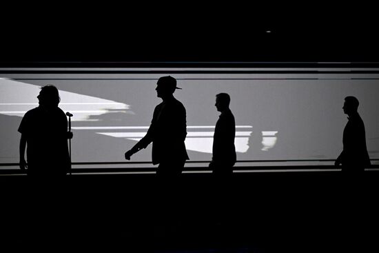 Международная выставка-форум "Россия"
Премьера документального фильма "Роман Костомаров: Рожденный дважды", павильон №75
Роман Костомаров, олимпийский чемпион по фигурному катанию, двукратный чемпион мира, трехкратный чемпион Европы (второй слева) Место: Россия, Москва. Автор: Григорий Сысоев/РИА Новости. Выставка "Россия". Премьера документального фильма "Роман Костомаров: Рожденный дважды"