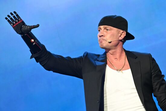 Международная выставка-форум "Россия"
Премьера документального фильма "Роман Костомаров: Рожденный дважды", павильон №75
Роман Костомаров, олимпийский чемпион по фигурному катанию, двукратный чемпион мира, трехкратный чемпион Европы Место: Россия, Москва. Автор: Григорий Сысоев/РИА Новости. Выставка "Россия". Премьера документального фильма "Роман Костомаров: Рожденный дважды"