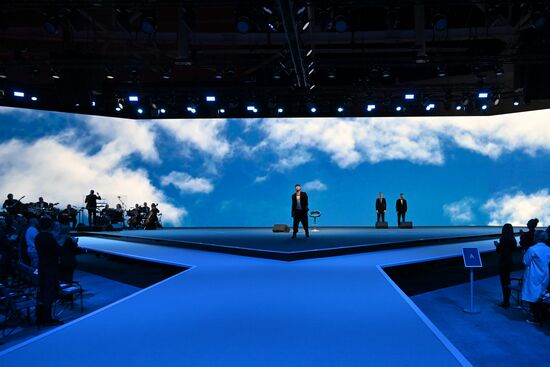 Международная выставка-форум "Россия"
Премьера документального фильма "Роман Костомаров: Рожденный дважды", павильон №75
Роман Костомаров, олимпийский чемпион по фигурному катанию, двукратный чемпион мира, трехкратный чемпион Европы (в центре) Место: Россия, Москва. Автор: Григорий Сысоев/РИА Новости. Выставка "Россия". Премьера документального фильма "Роман Костомаров: Рожденный дважды"