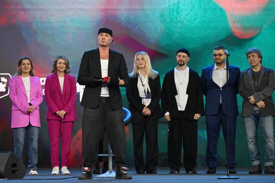 Международная выставка-форум "Россия"
Премьера документального фильма "Роман Костомаров: Рожденный дважды", павильон №75
Роман Костомаров, олимпийский чемпион по фигурному катанию, двукратный чемпион мира, трехкратный чемпион Европы (третий слева) Место: Россия, Москва. Автор: Григорий Сысоев/РИА Новости. Выставка "Россия". Премьера документального фильма "Роман Костомаров: Рожденный дважды"