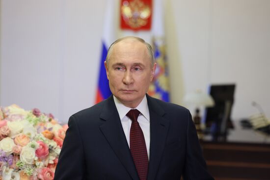 Президент РФ В. Путин поздравил женщин России с Международным женским днем