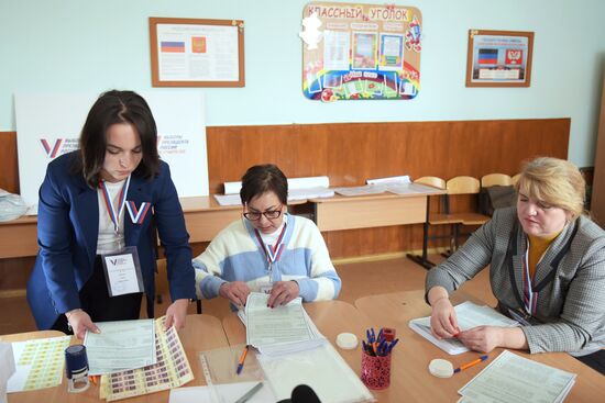 Передача бюллетеней для голосования на выборах президента РФ в участковые избиркомы ДНР