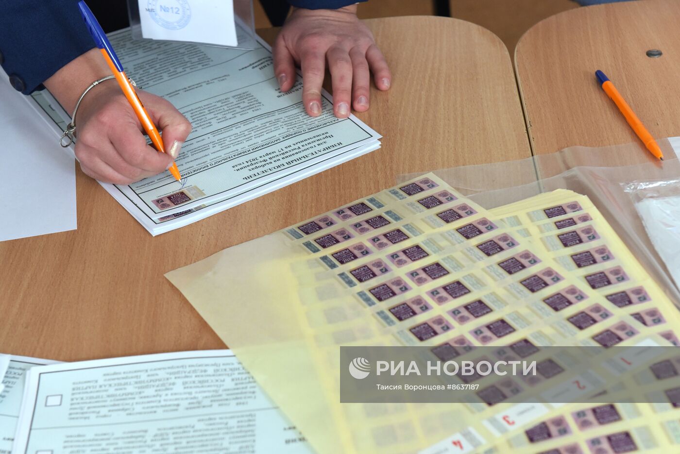Передача бюллетеней для голосования на выборах президента РФ в участковые избиркомы ДНР