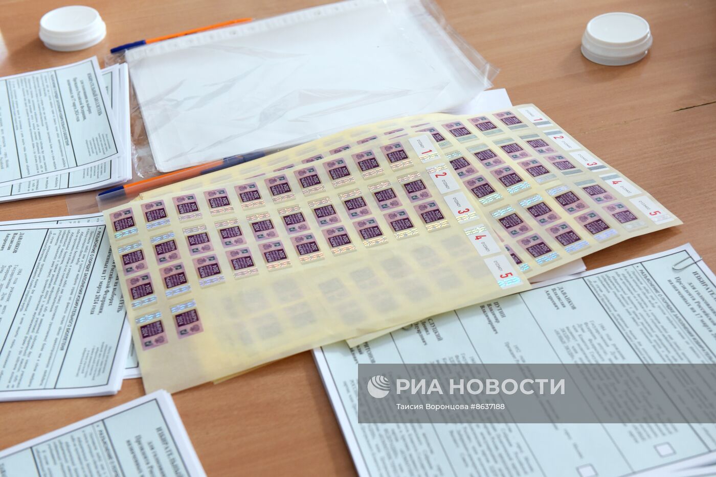 Передача бюллетеней для голосования на выборах президента РФ в участковые избиркомы ДНР