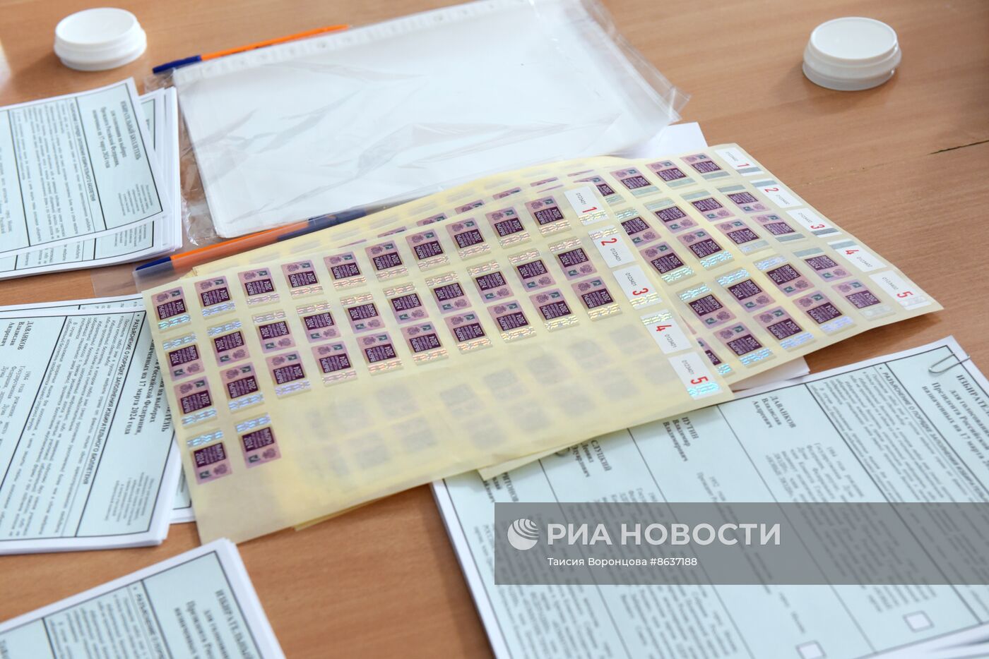 Передача бюллетеней для голосования на выборах президента РФ в участковые избиркомы ДНР