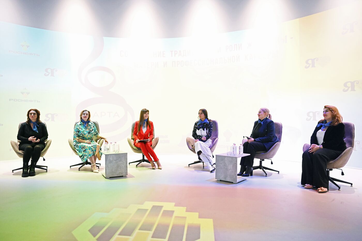 Выставка "Россия". Панельная дискуссия "Совмещение традиционной роли женщины-матери и профессиональной карьеры"