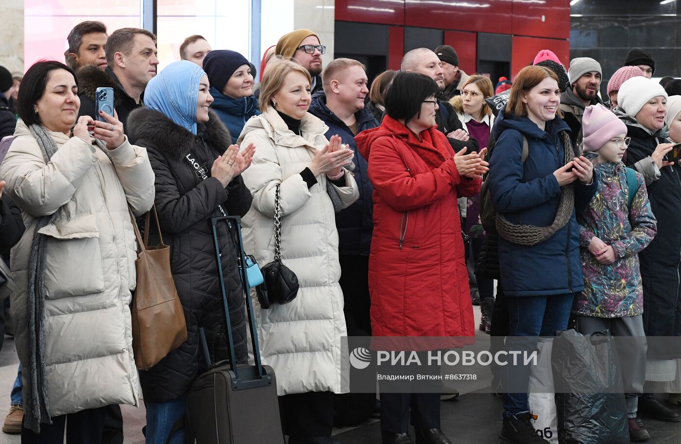 Поздравление женщин с Международным женским днем в московском метрополитене