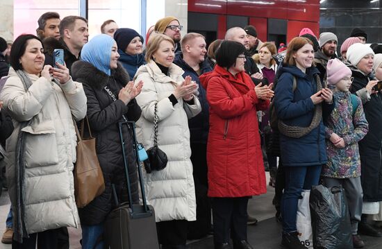 Поздравление женщин с Международным женским днем в московском метрополитене