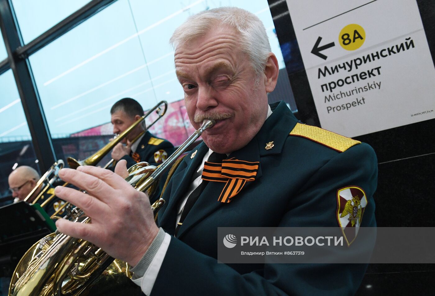 Поздравление женщин с Международным женским днем в московском метрополитене