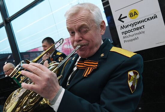 Поздравление женщин с Международным женским днем в московском метрополитене