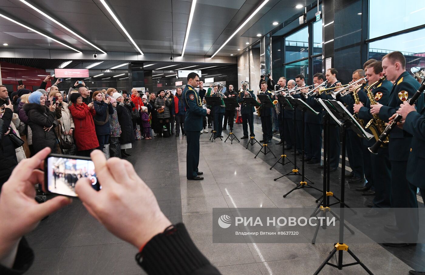 Поздравление женщин с Международным женским днем в московском метрополитене