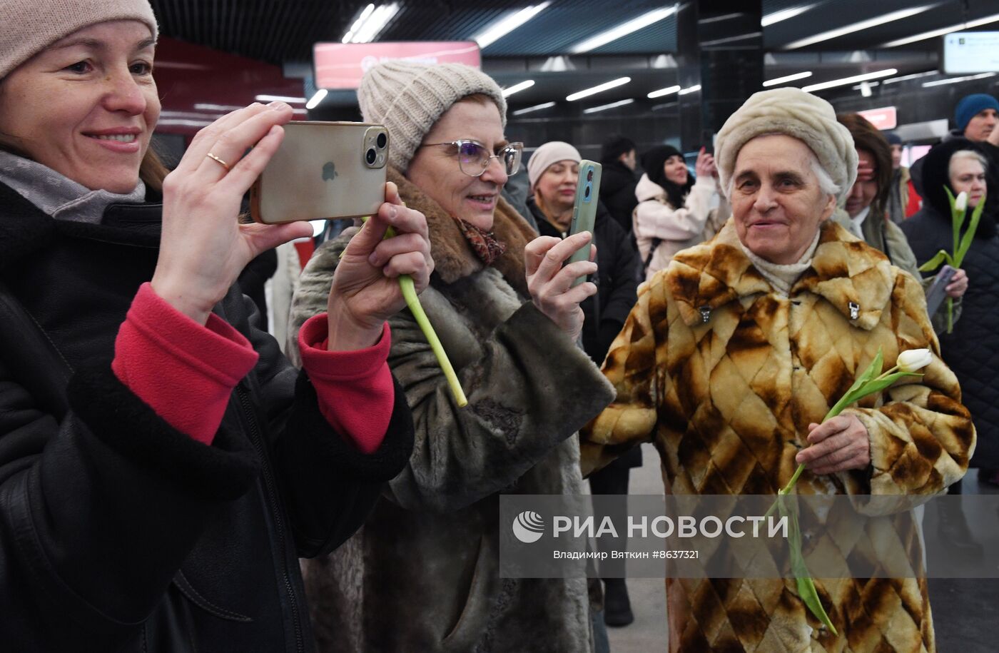 Поздравление женщин с Международным женским днем в московском метрополитене  | РИА Новости Медиабанк