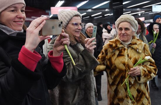 Поздравление женщин с Международным женским днем в московском метрополитене