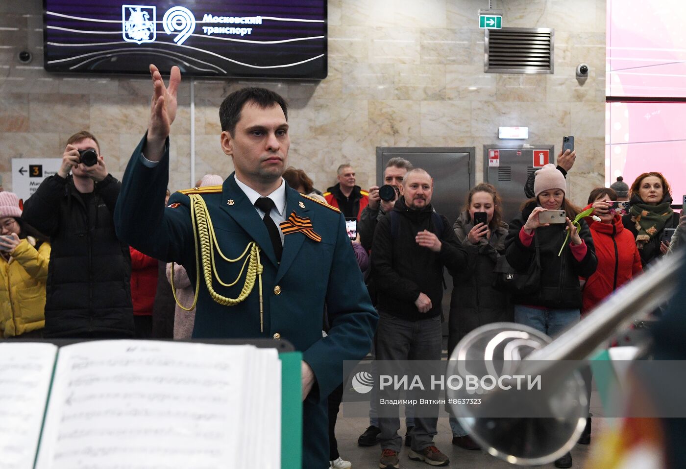 Поздравление женщин с Международным женским днем в московском метрополитене