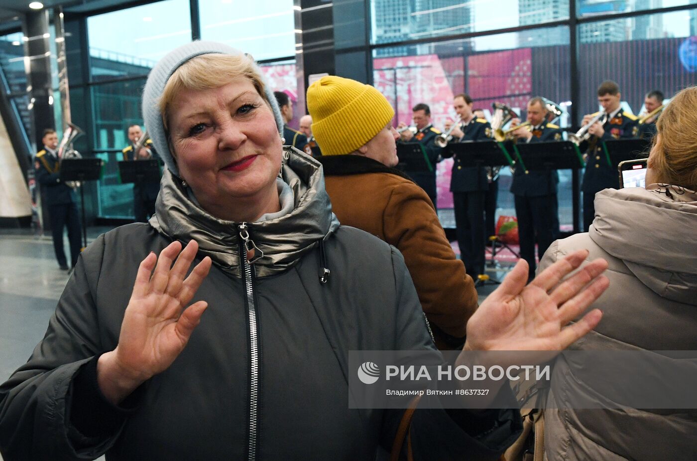 Поздравление женщин с Международным женским днем в московском метрополитене