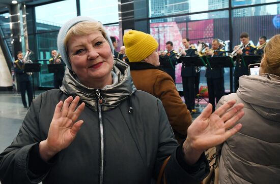 Поздравление женщин с Международным женским днем в московском метрополитене