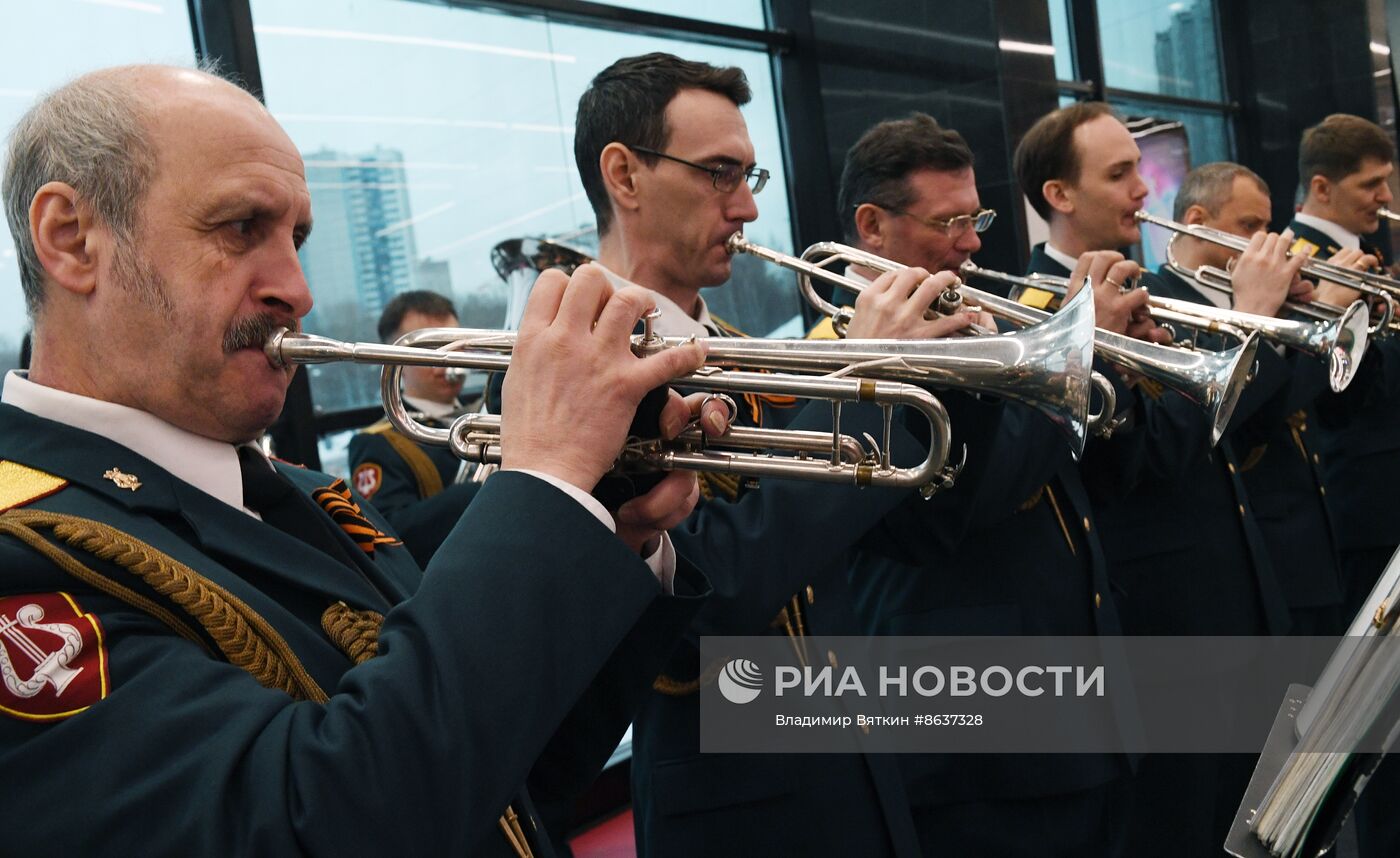 Поздравление женщин с Международным женским днем в московском метрополитене