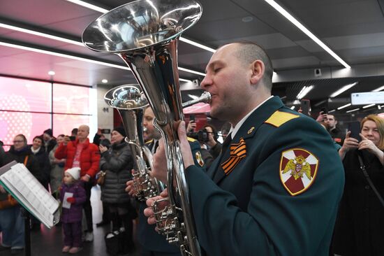 Поздравление женщин с Международным женским днем в московском метрополитене