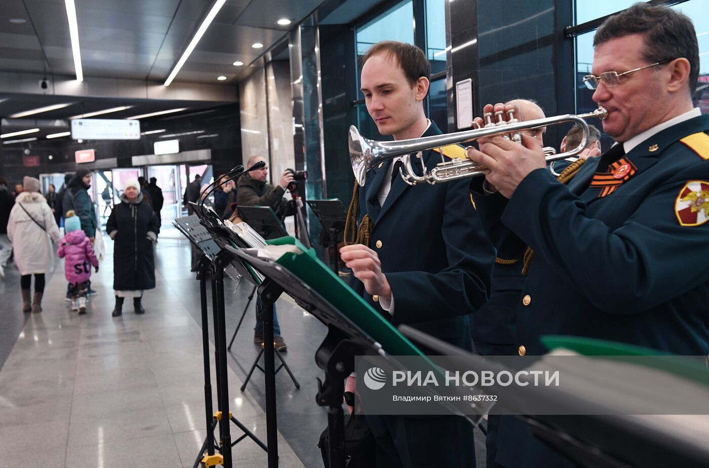 Поздравление женщин с Международным женским днем в московском метрополитене