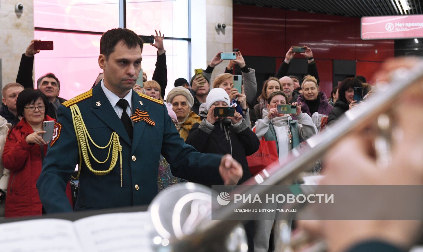 Поздравление женщин с Международным женским днем в московском метрополитене