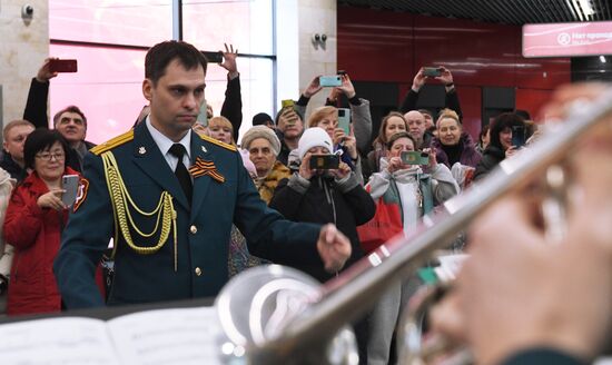 Поздравление женщин с Международным женским днем в московском метрополитене