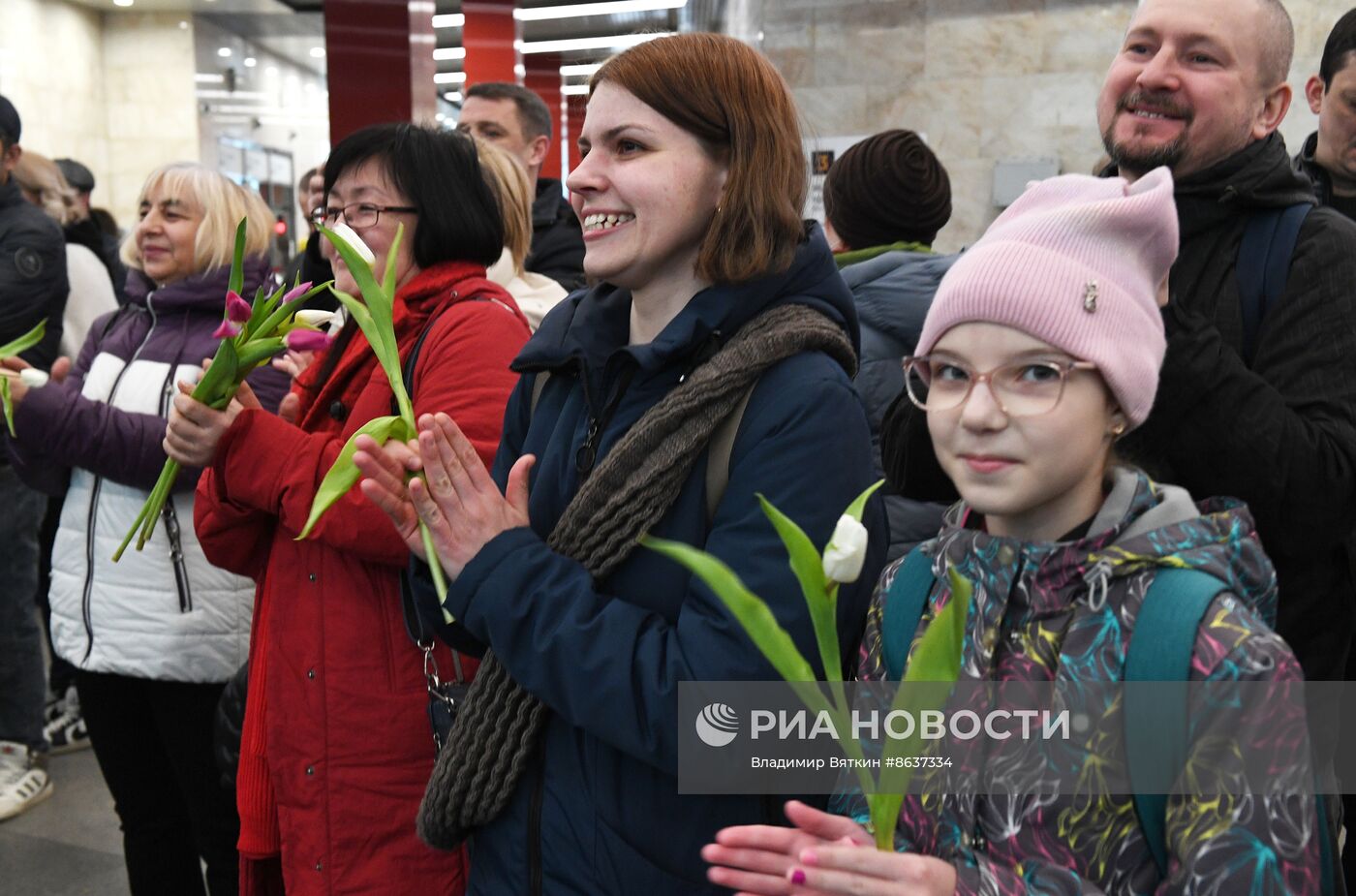 Поздравление женщин с Международным женским днем в московском метрополитене