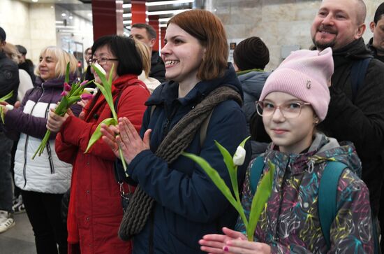 Поздравление женщин с Международным женским днем в московском метрополитене