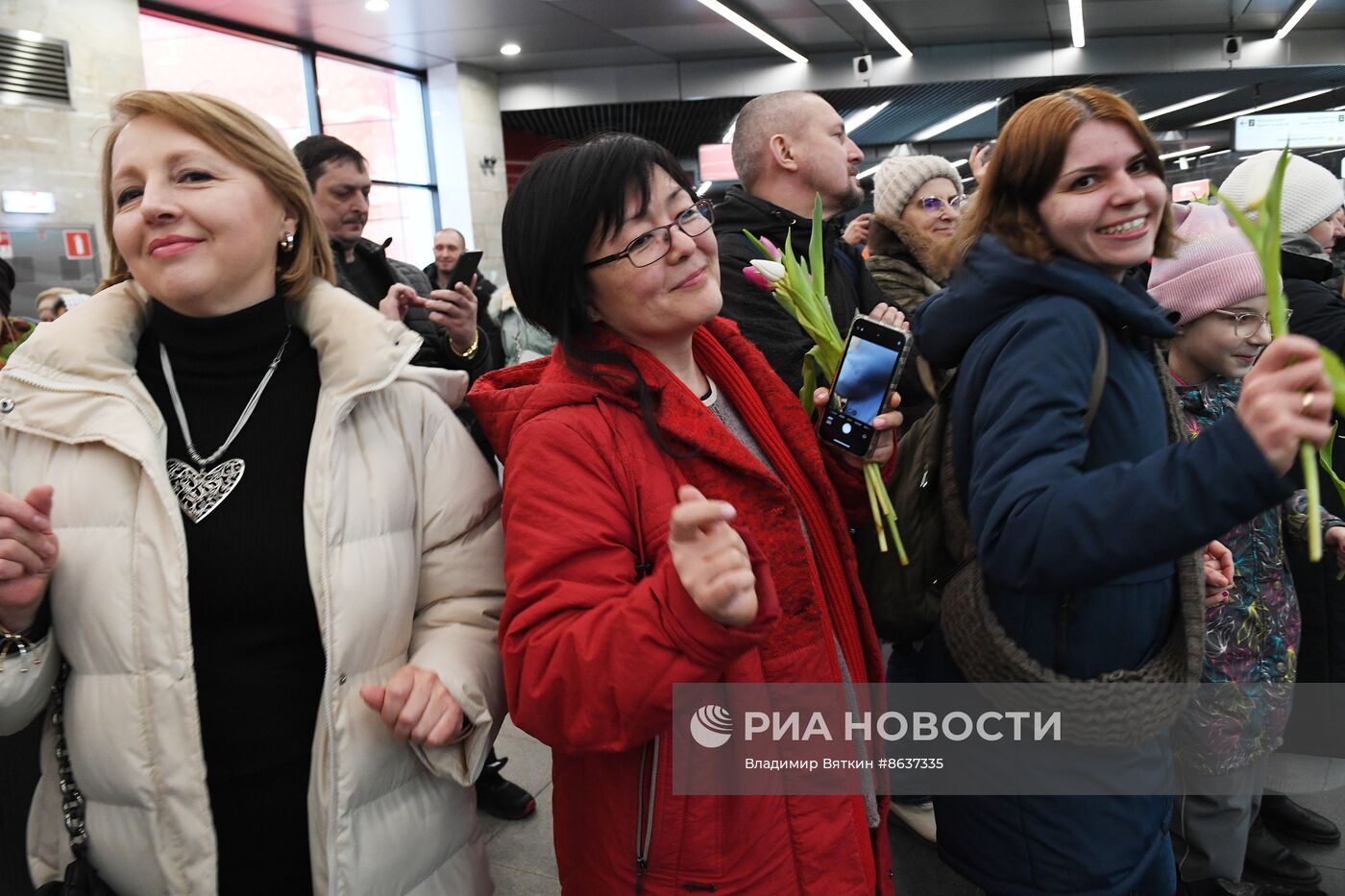 Поздравление женщин с Международным женским днем в московском метрополитене