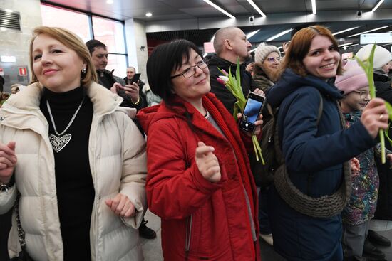 Поздравление женщин с Международным женским днем в московском метрополитене