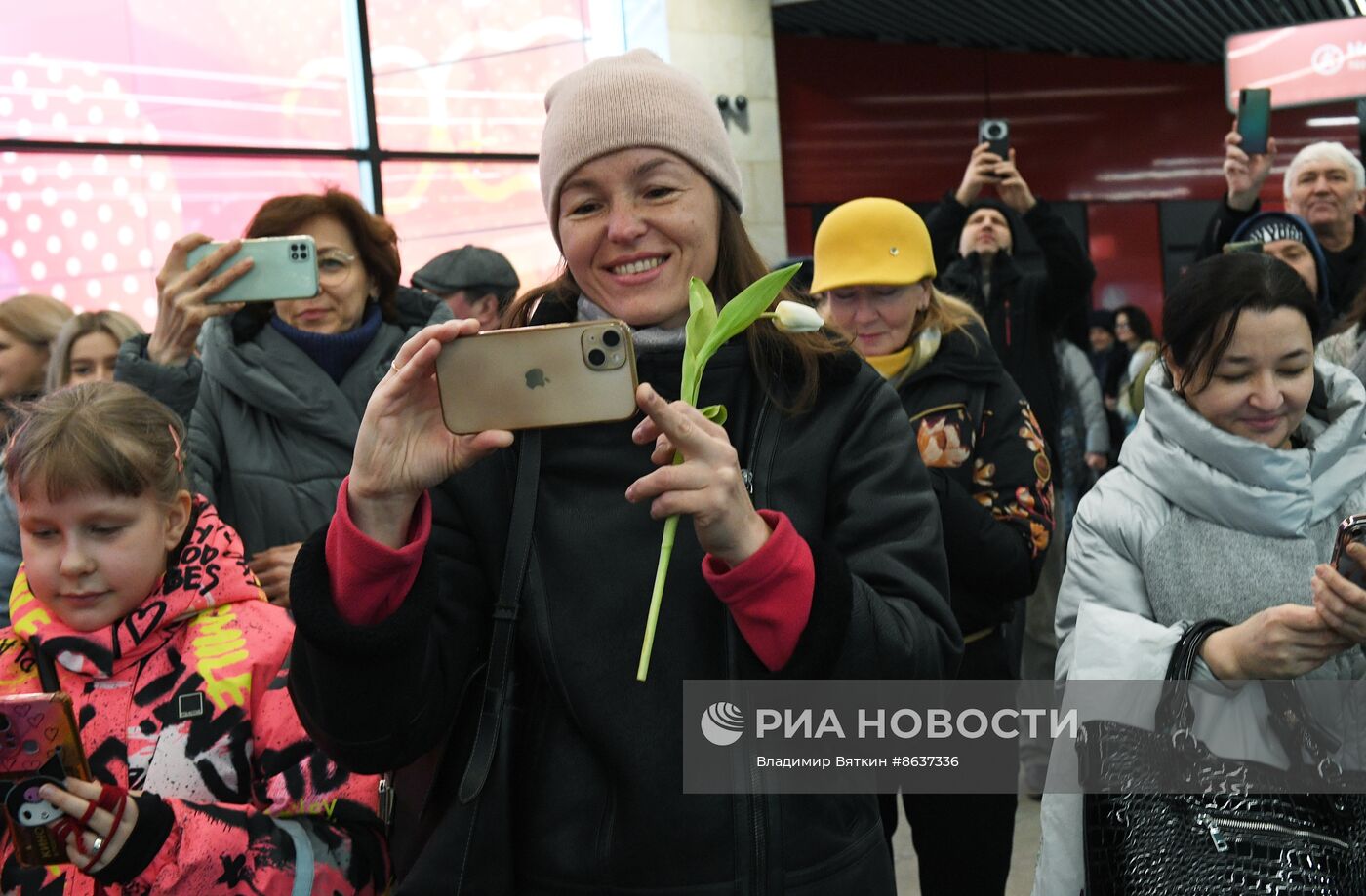 Поздравление женщин с Международным женским днем в московском метрополитене