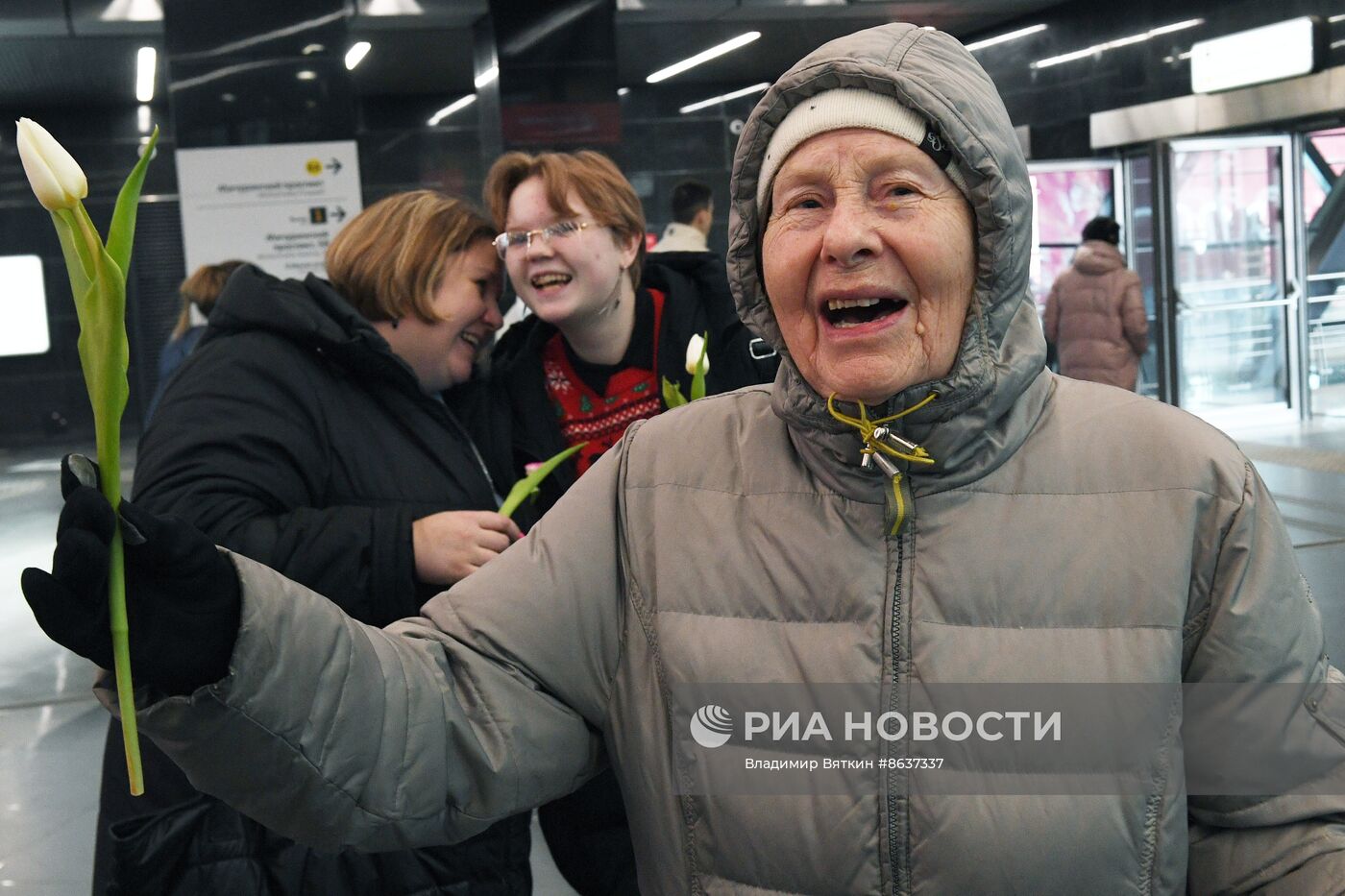 Поздравление женщин с Международным женским днем в московском метрополитене