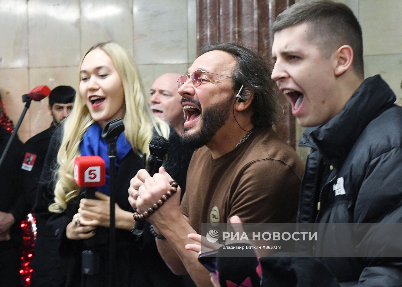 Поздравление женщин с Международным женским днем в московском метрополитене