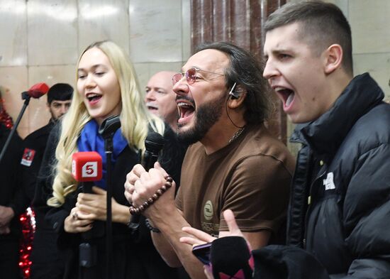 Поздравление женщин с Международным женским днем в московском метрополитене