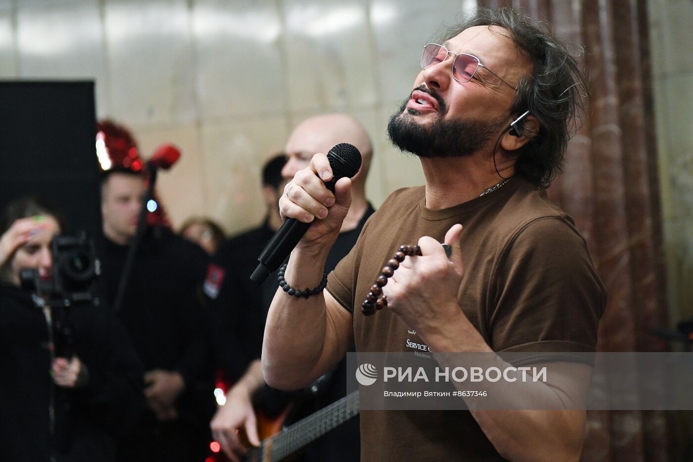 Поздравление женщин с Международным женским днем в московском метрополитене