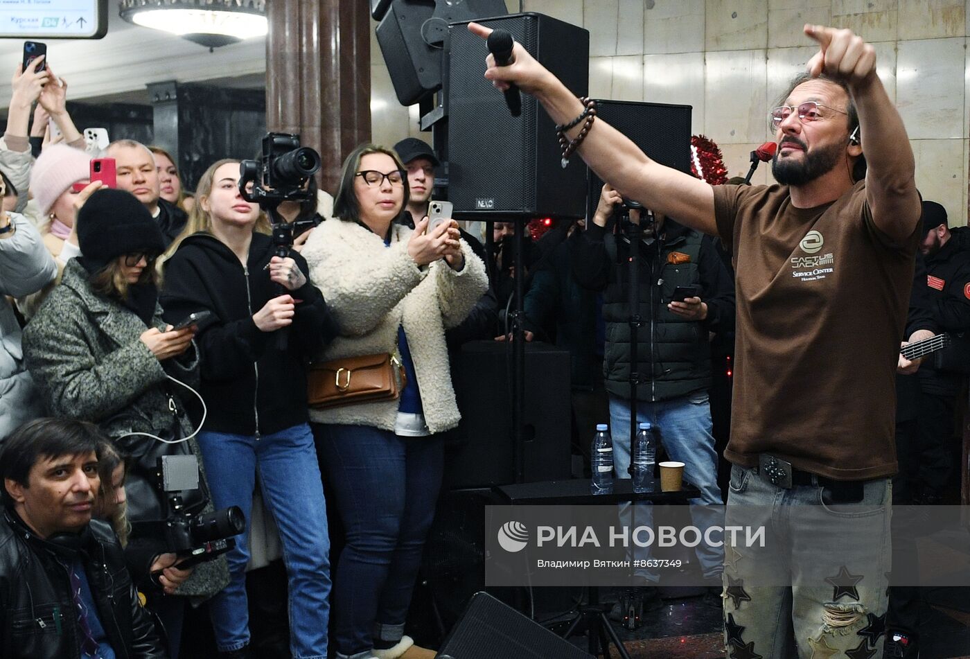 Поздравление женщин с Международным женским днем в московском метрополитене