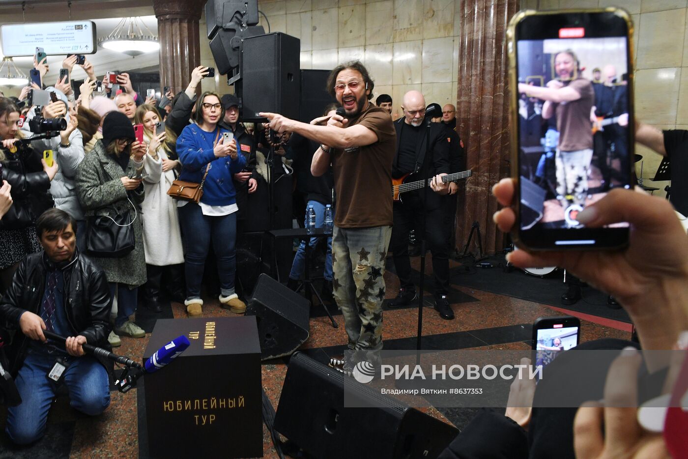 Поздравление женщин с Международным женским днем в московском метрополитене