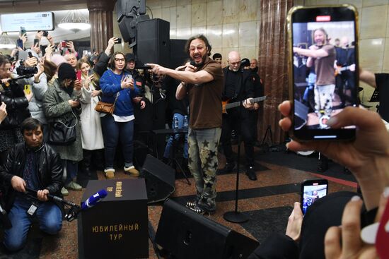 Поздравление женщин с Международным женским днем в московском метрополитене