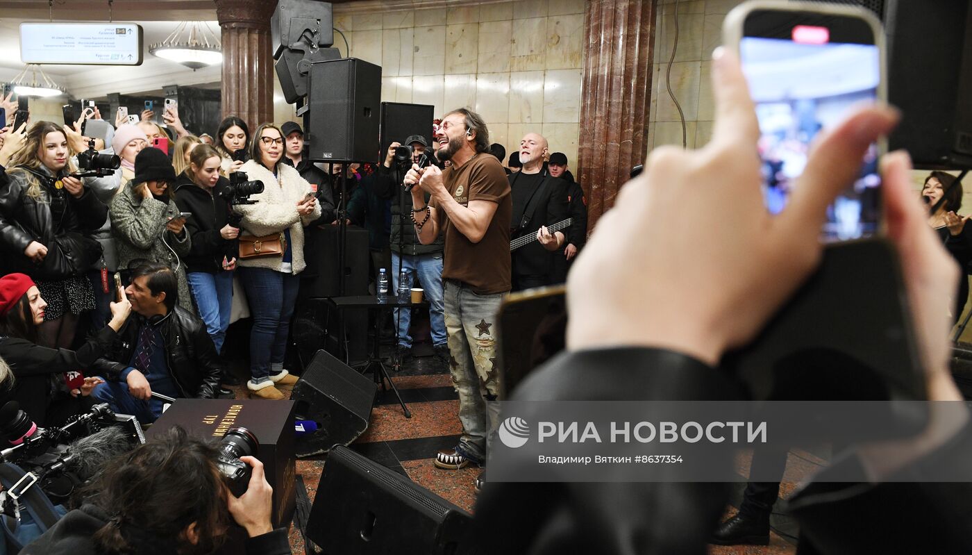 Поздравление женщин с Международным женским днем в московском метрополитене